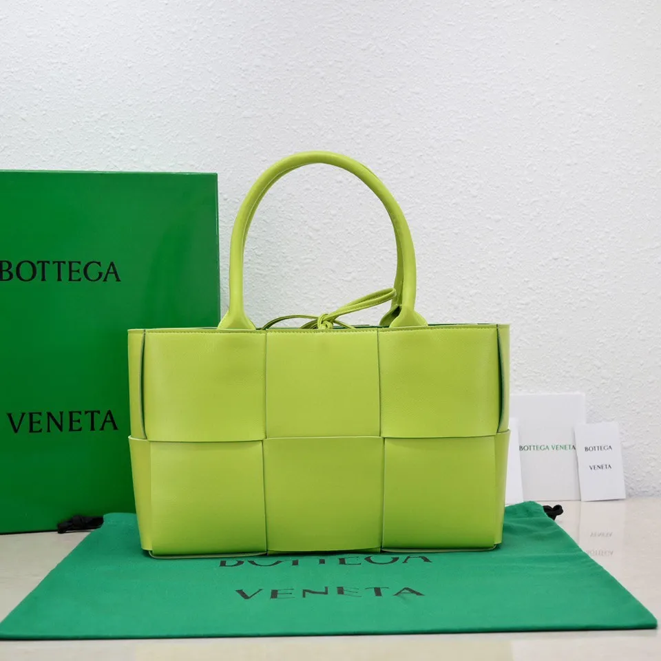 Batch 1760 medium arco, BottegaVeneta# official website latest cowhide leather with inner sheepskin SLIP tote handbag, and the logo has been changed to the side panel😍The oversized woven design really makes it a huge gap from ordinary tote bags🔗🔗Different color combinations inside and outside ⛓Daniel Lee leads the brand's DNA to continue to evolve with fresh inspiration🧬🧬showing a balanced style of luxury and reality👉: 30*20*12 Model: 9893# Delete Remove Download Refresh Pin Edit Share with one click